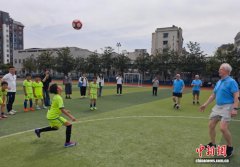 跨越半个世纪 爱尔兰绿茵老友在湖南韶山与小球员“过招”